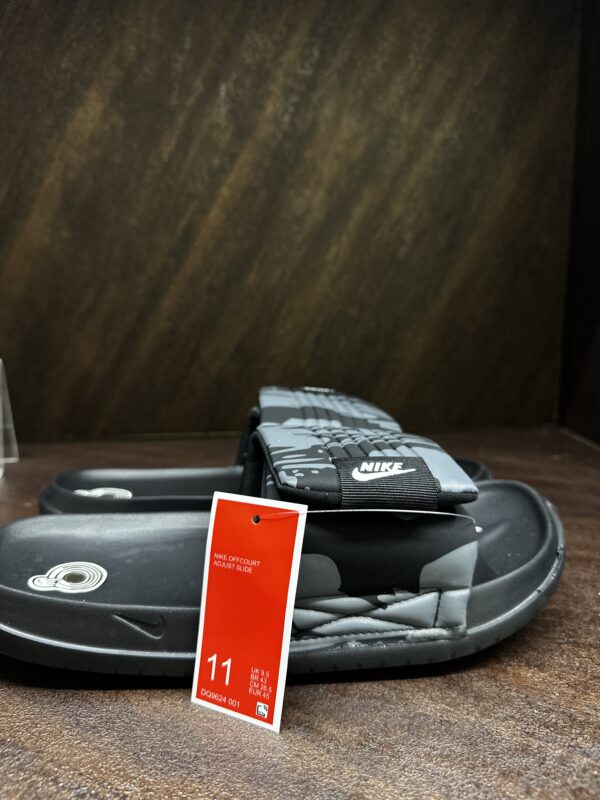 Nike Offcourt Adjust Printed - Black/Dark Grey - Image 2