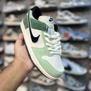 Nike SB Dunk Low - Elevate Green